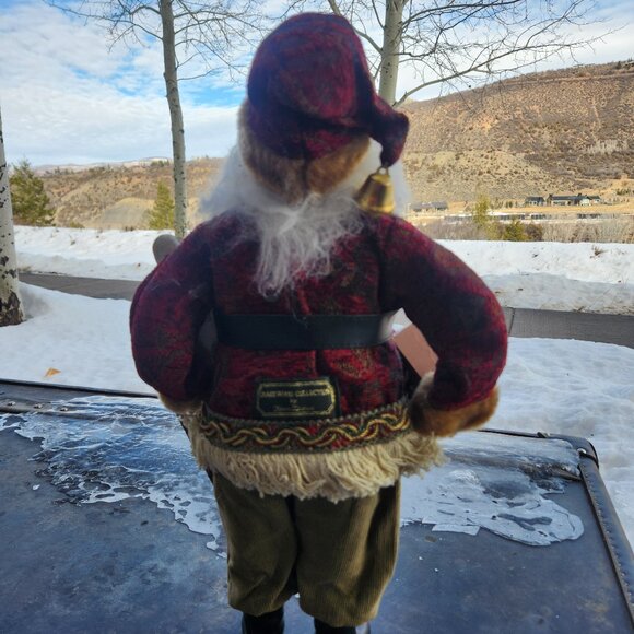 Santa Figurine holding wine and bread - Picture 5 of 8